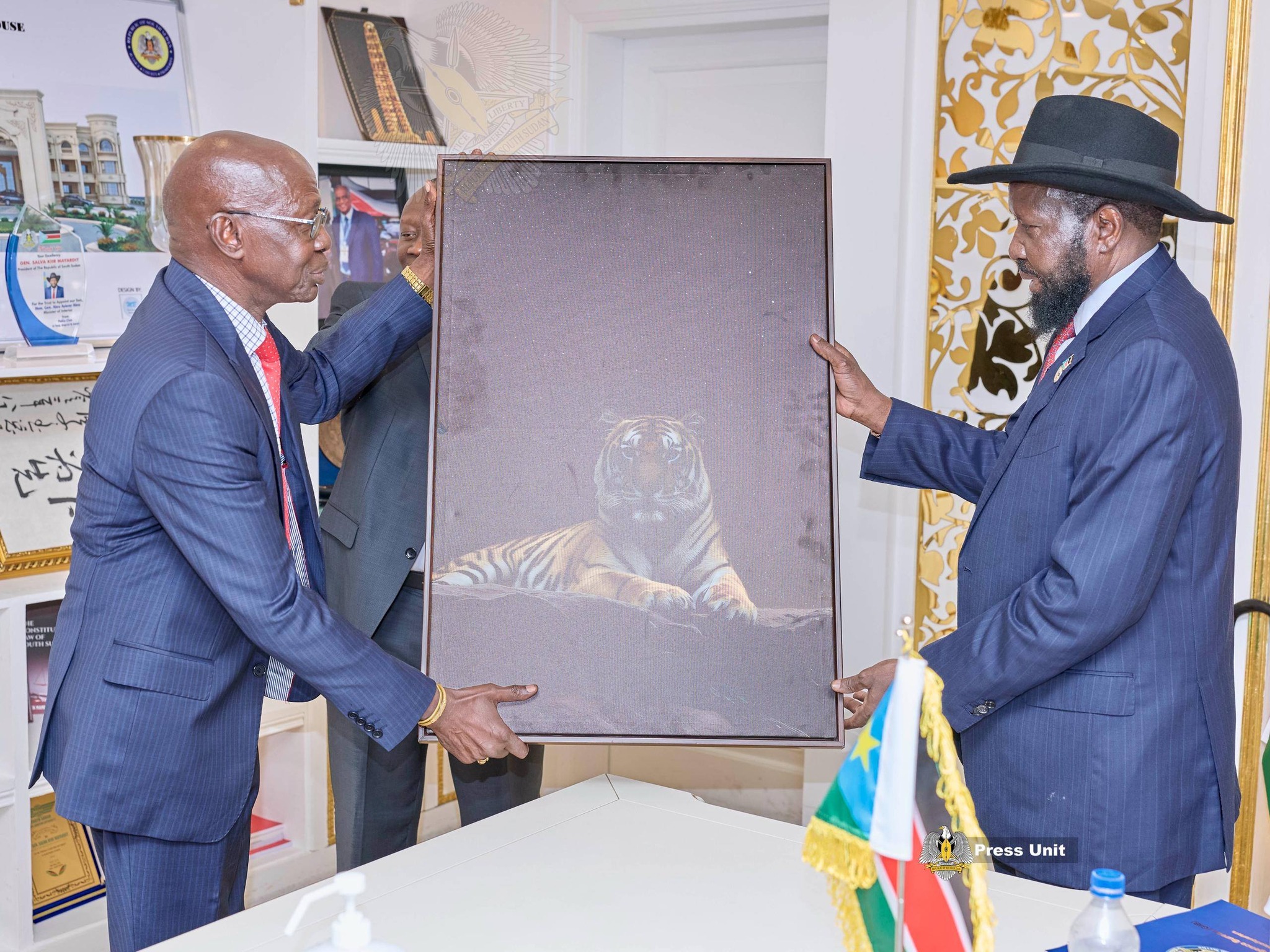 SPLM 3RD DEPUTY RECEIVES APPRECIATION GIFT FROM LAKES STATE CADRES